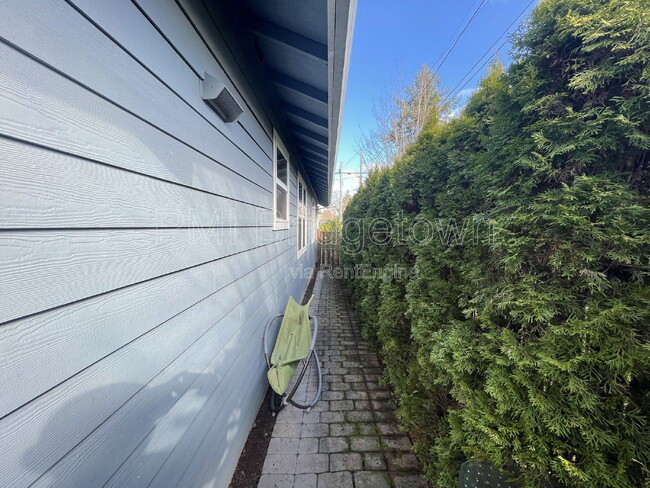 Building Photo - 4834 SE Kelly St