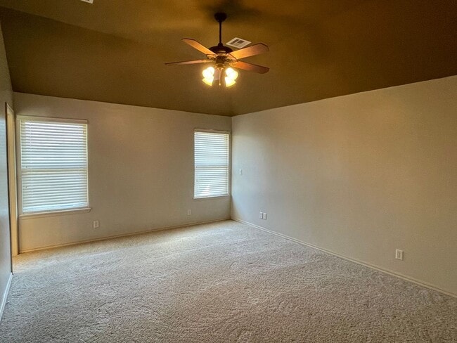 Building Photo - Beautiful 3 bed 2 bath with an office!