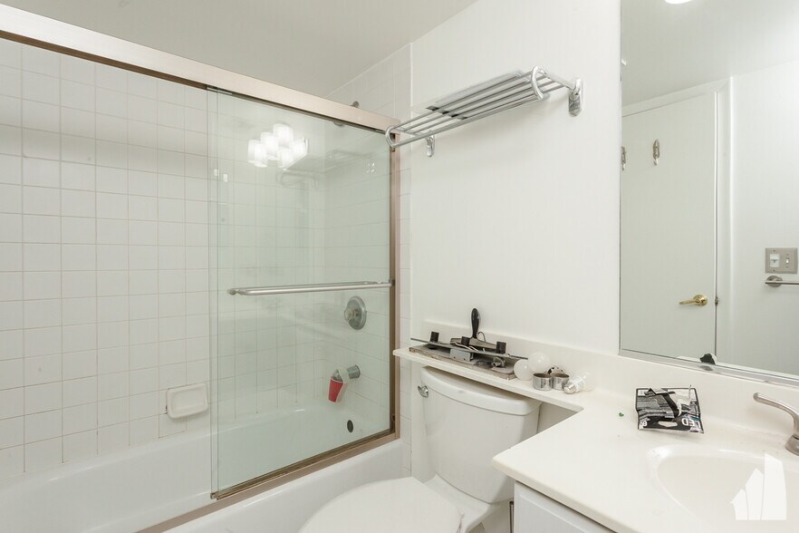 Building Photo - 2222 W Diversey Ave