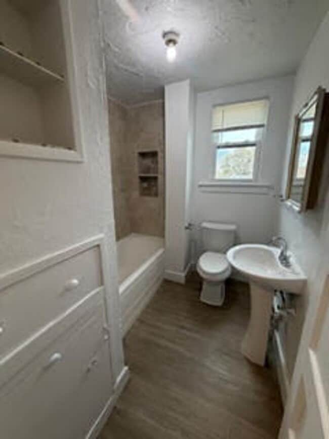 Building Photo - 721 Hillside St