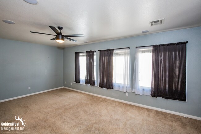 Building Photo - Stylish and Spacious 4Bdm 3.5 Ba Three-Sto...