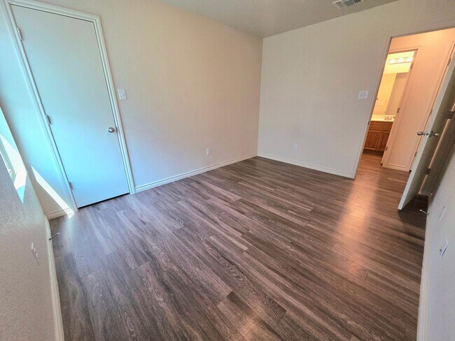 Building Photo - AVAILABLE NOW! (SECTION 8 ACCEPTED)