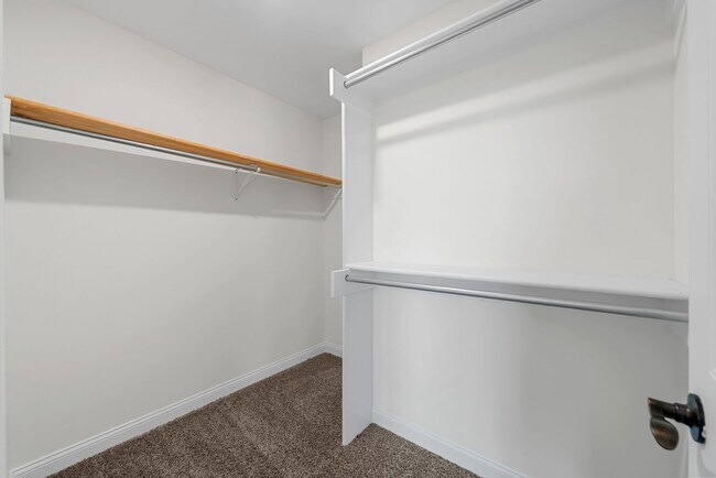 Building Photo - Pet Friendly Four Bedroom with Bonus!