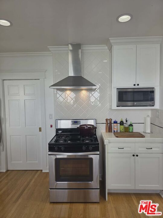 Building Photo - 2122 Hillhurst Ave