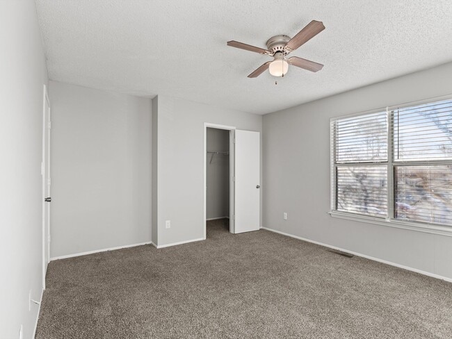 Building Photo - Three Bedroom/Two Bath Townhome