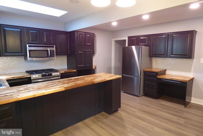 Building Photo - 430 Moul Ave