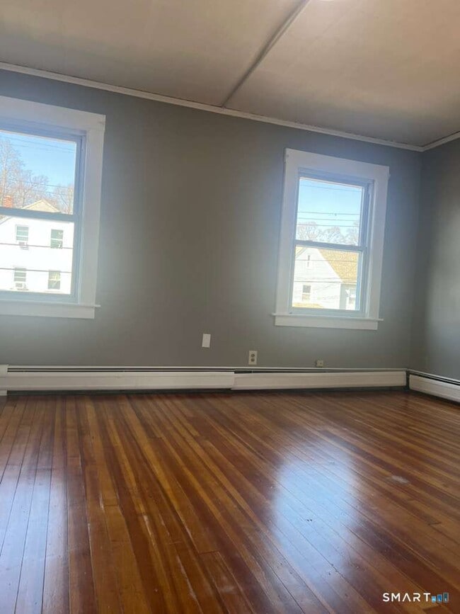 Building Photo - 10 Bank St