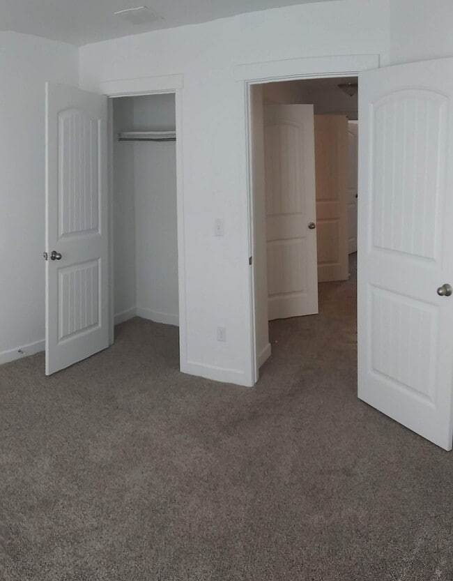 Building Photo - STUNNING 3 bed 2.5 bath Pet Friendly town ...