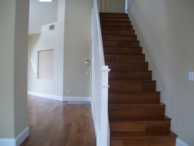 Building Photo - "Limited Time Move-in Special" to the pros...