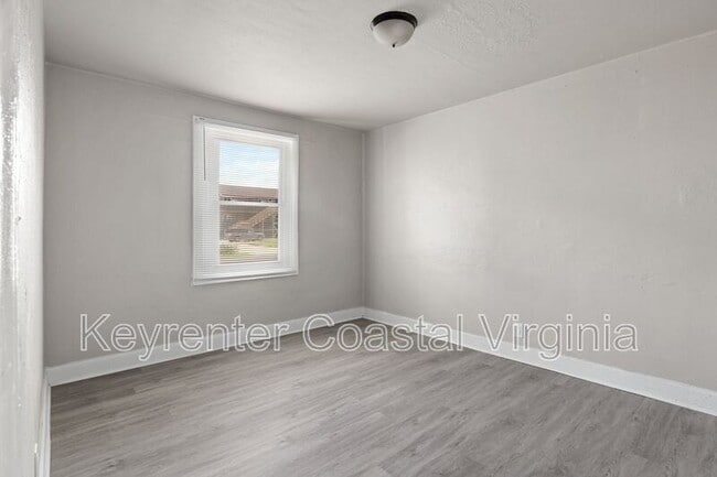 Building Photo - 9569 6th Bay St