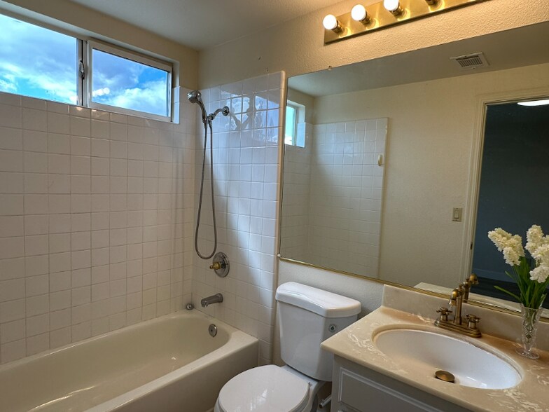 Building Photo - 2426 Carpinteria Dr