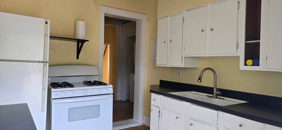 Kitchen - 534 Windsor St E
