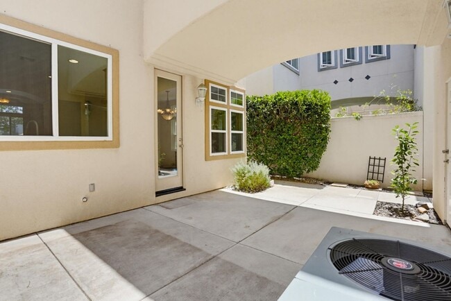 Building Photo - 3 Bedroom Home Available Now!