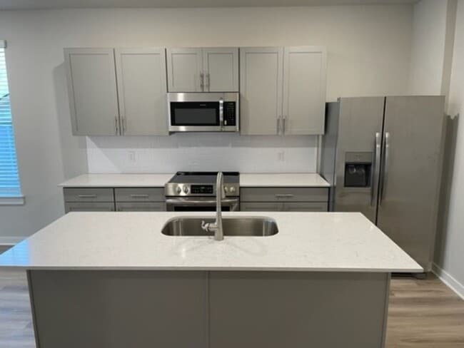 Building Photo - Stunning home in Spring Hill