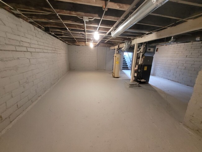 Building Photo - 2 Bedroom Rental Home with mudroom and spa...