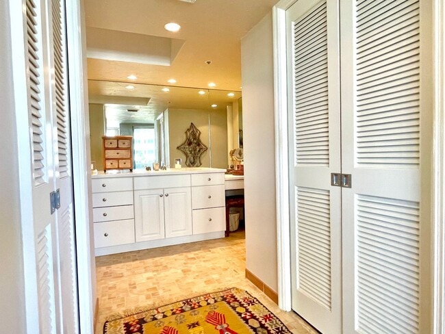 Building Photo - Sarasota Bay Penthouse