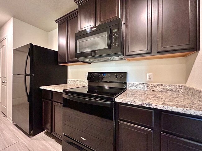 Building Photo - Comfortable 3 Bed / 2 Bath Home with Washer & Dryer and 2-Car Garage