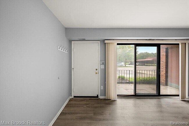 Building Photo - 23673 Village-House Dr S