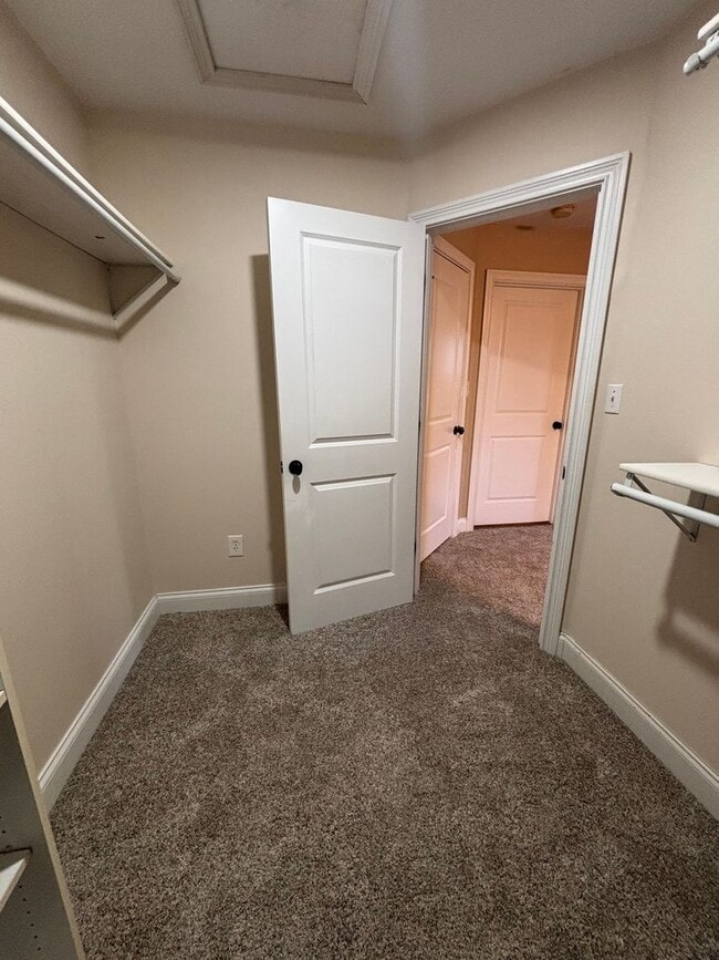 Building Photo - Freshly Renovated Dollhouse in Maryville!!