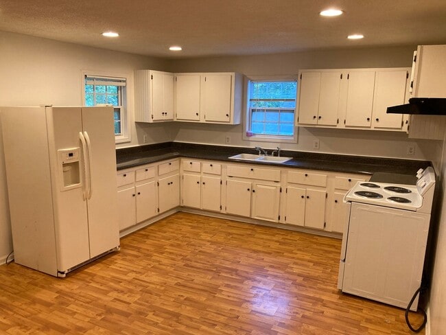 Building Photo - 224 Couper St NE