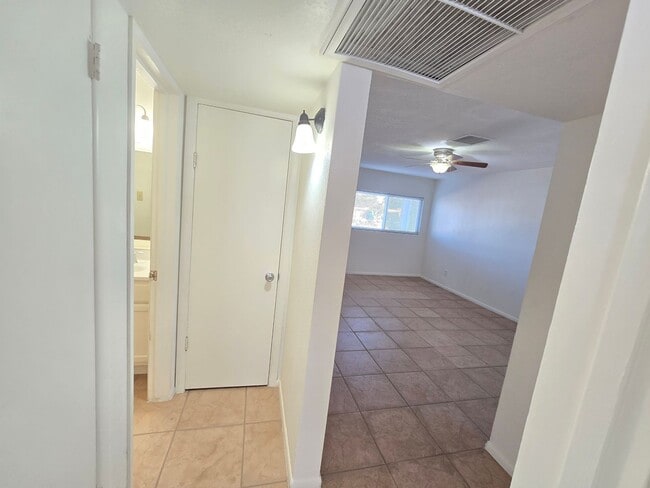 Building Photo - Spacious 2 bedroom apartment