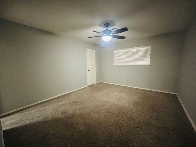 Building Photo - Perfectly Placed Duplex