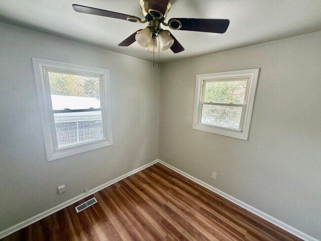 Building Photo - Two bedroom, 1 bath house in Burlington