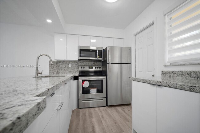 Primary Photo - 2800 NE 203rd St