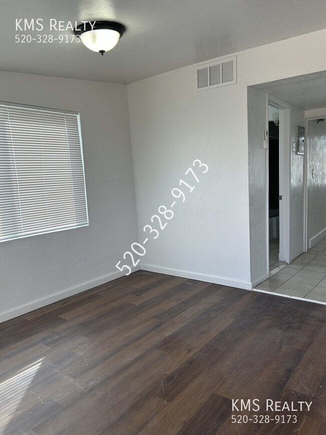 Building Photo - 757 E Pastime Rd