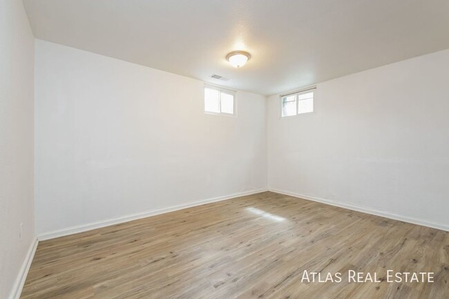 Building Photo - TWO WEEKS FREE RENT! Cozy 2 Bedroom, 1 Bat...