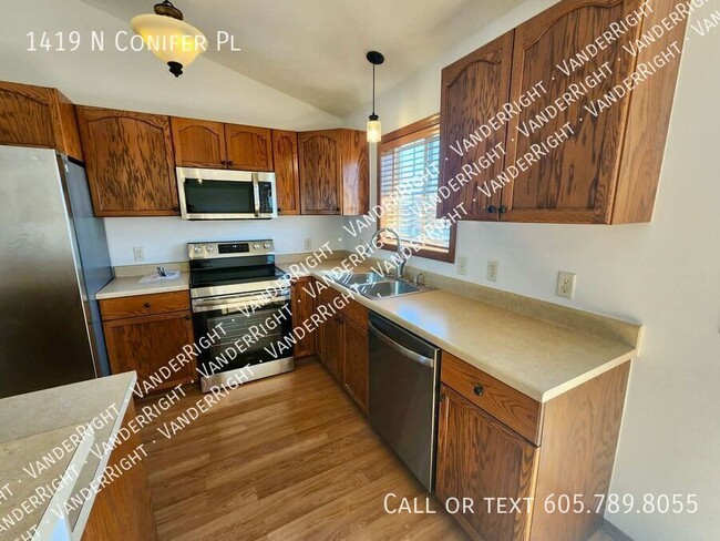 Building Photo - 1419 N Conifer Pl