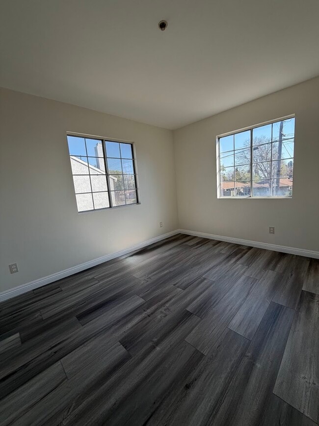 Building Photo - 204 W Walnut Ave