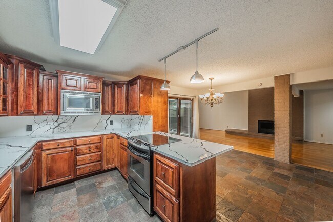 Building Photo - Amazing Townhome