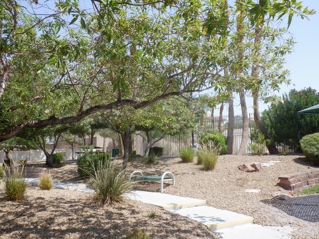 Building Photo - SUNRISE MOUNTAIN 3 BEDROOM TOWNHOME