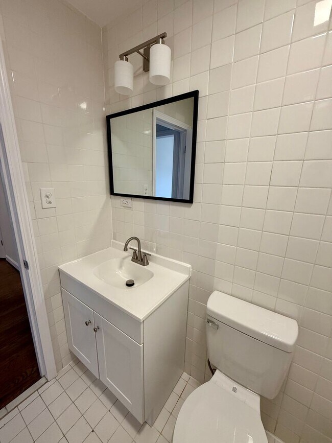 Building Photo - Three bedroom, 1.5 bath house in Burlington