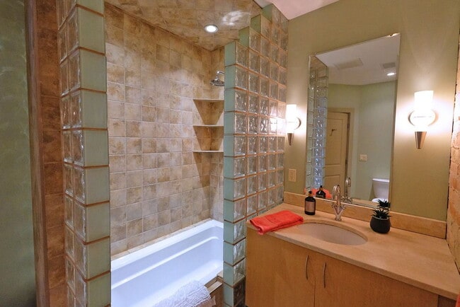 Building Photo - Downtown Midland Main Street Loft $1800/month