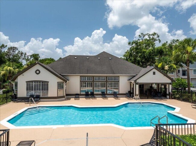 Building Photo - Charming End-Unit Condo in Gated Bordeaux Community!