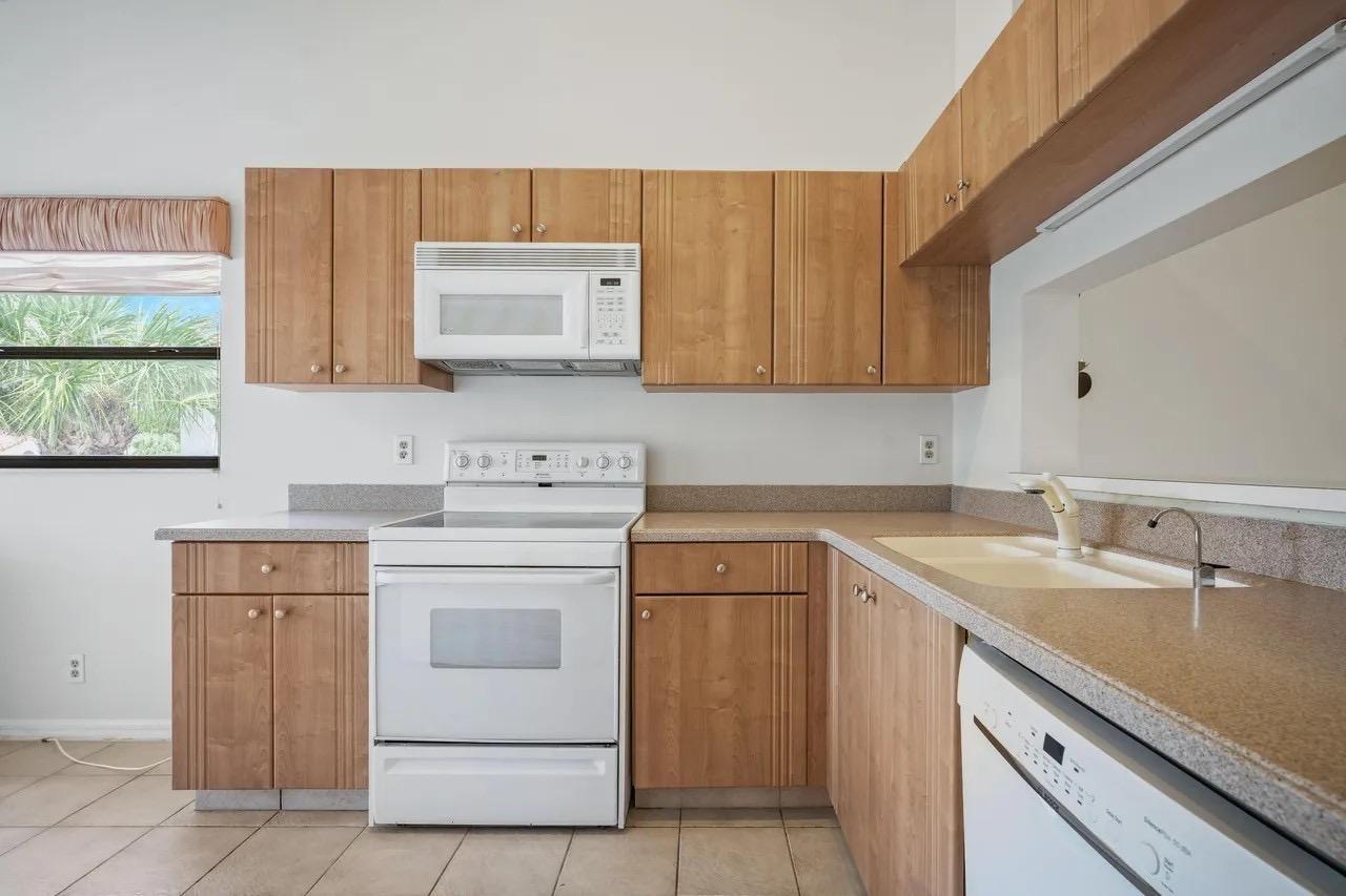 Building Photo - 10910 Lakemore Ln