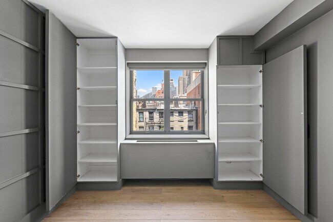 Building Photo - 516 W 47th St