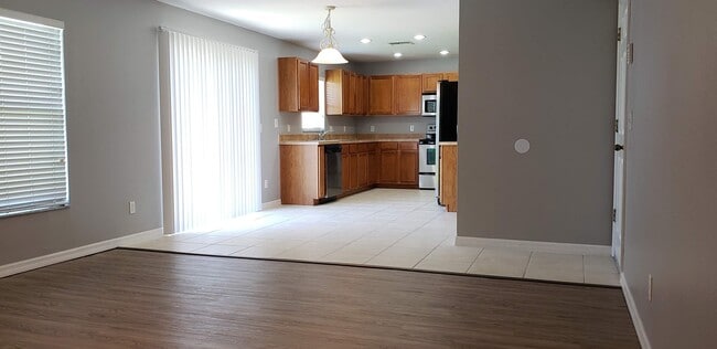 Building Photo - 4 Bedroom /2.5 bath Spacious Home In Sanfo...