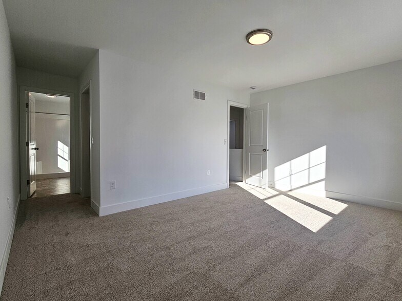 Building Photo - 394 Hensley St