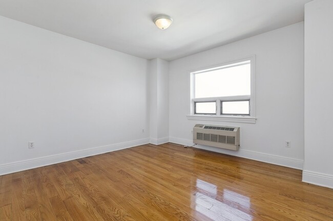 Building Photo - 809-815 22nd St