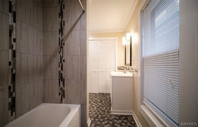 Building Photo - 497 West Ave