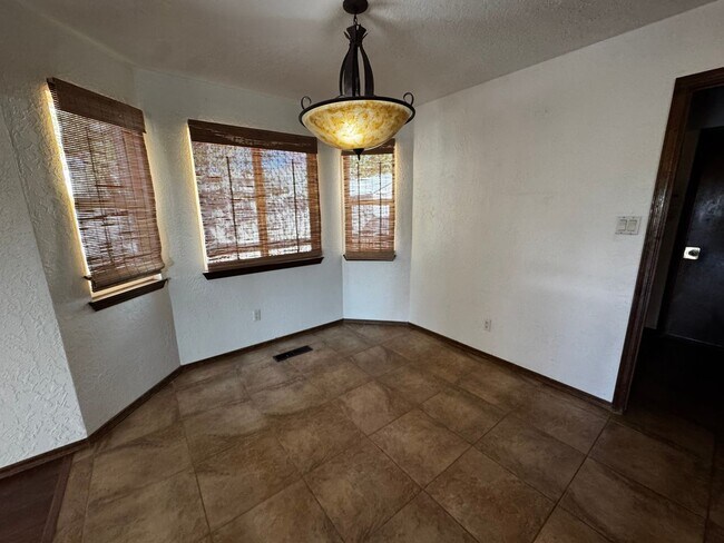 Building Photo - Beautiful 3 bedroom 2 bath