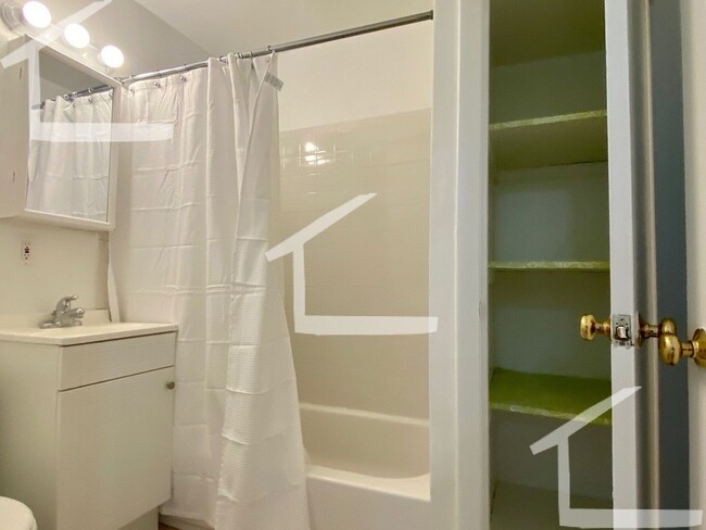 Building Photo - Spacious One Bed Right In Kenmore
