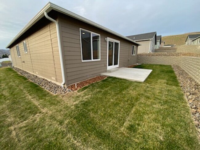 Building Photo - Luxury 3 bedroom, 2 bath home with double garage!