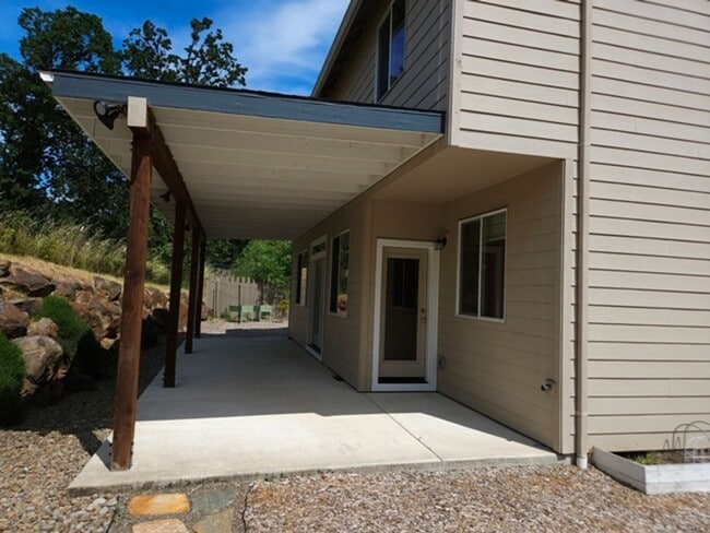 Building Photo - 4Bd/2.5Ba Two Story House - Available to View!