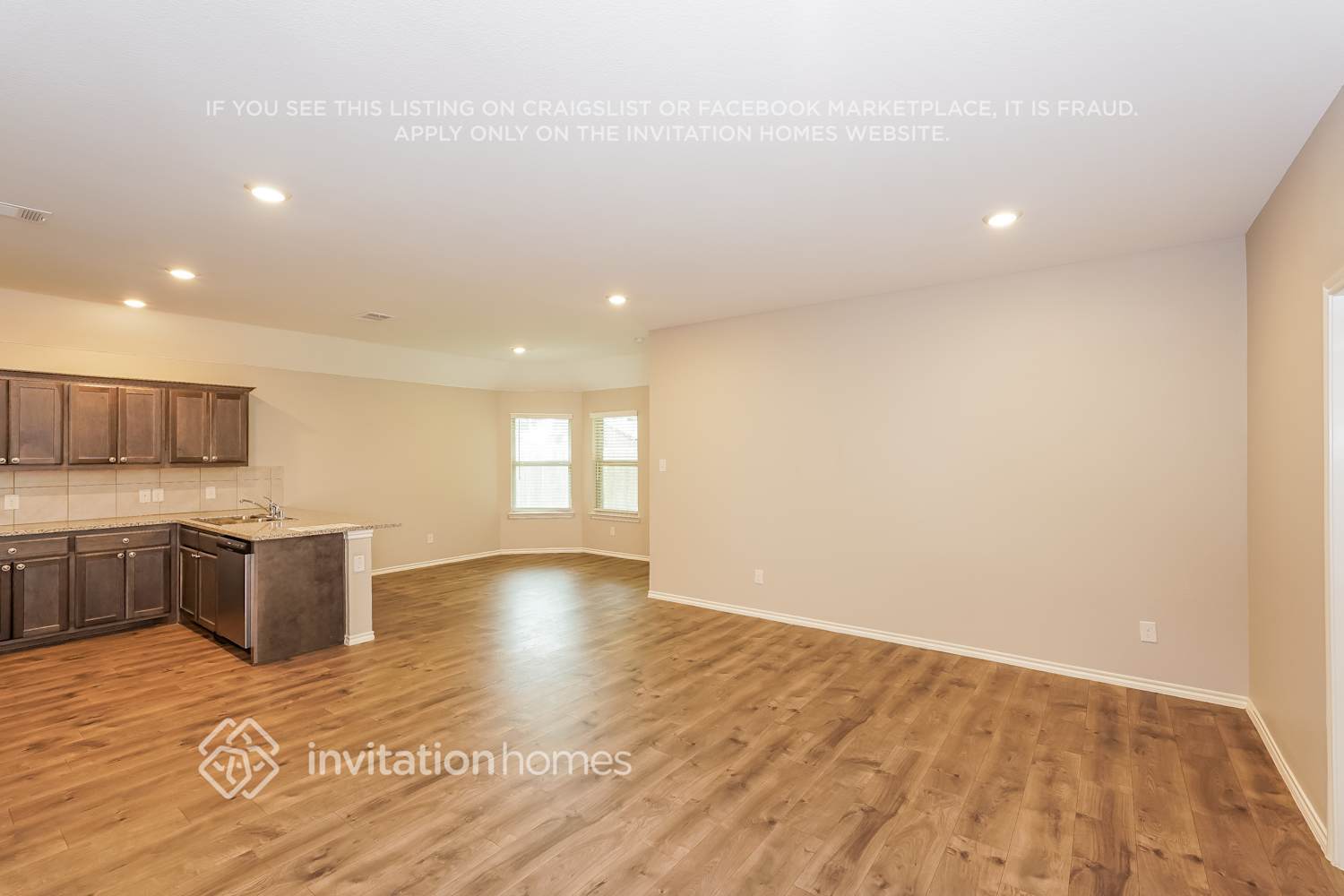 Building Photo - 1532 Woodlake Dr