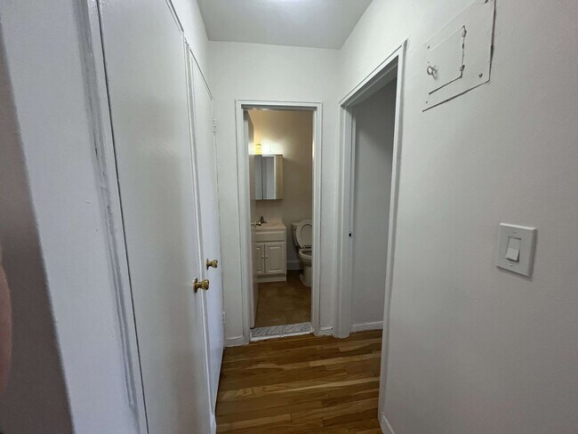 Building Photo - 925 E 14th St