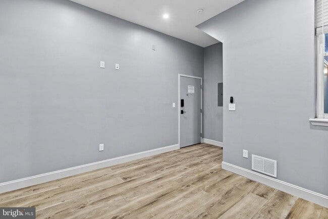 Building Photo - 418 S 15th St